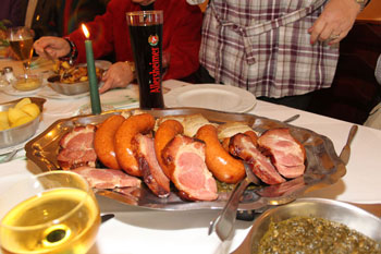 Nun kann kräftig zugegriffen werden, guten Appetit!